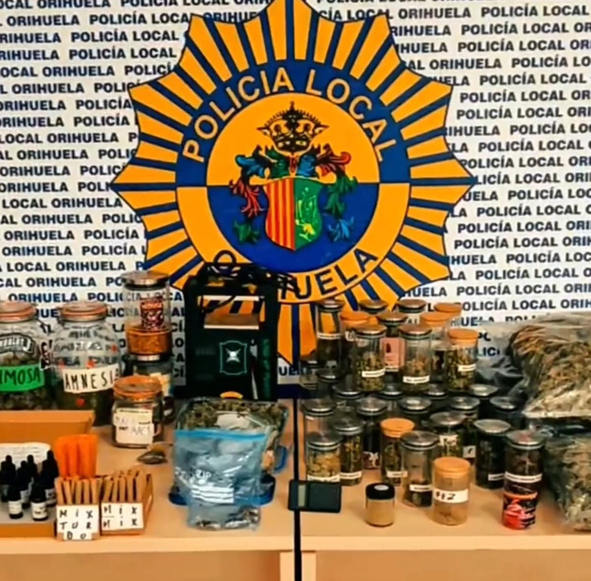 Material intervenido por los agentes durante el resgistro del local