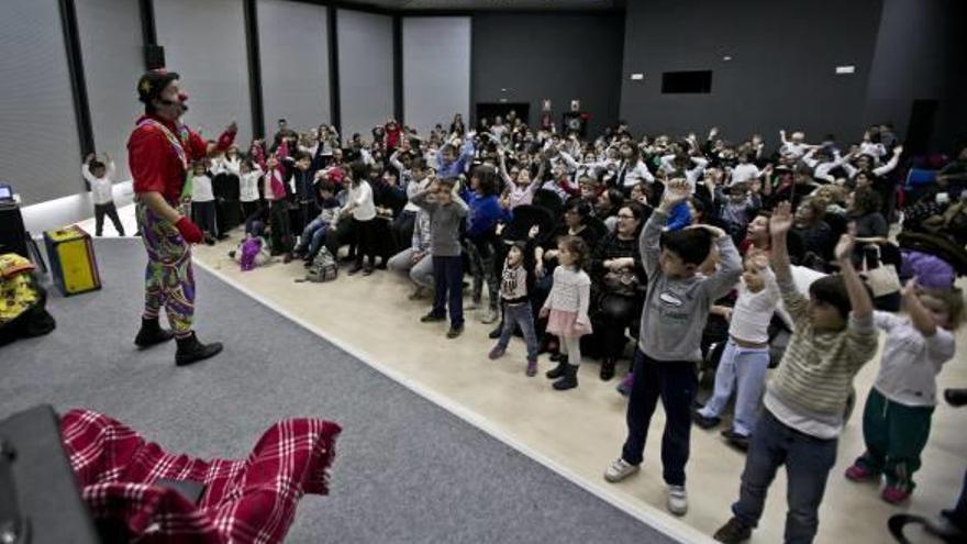 Actuación del Gran Mago Edy ayer por la tarde en el salón de actos