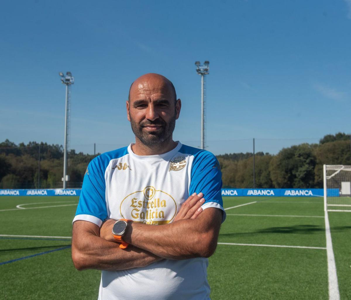 Manuel Pablo, en el campo artificial de Abegondo, tras una sesión de entrenamiento.