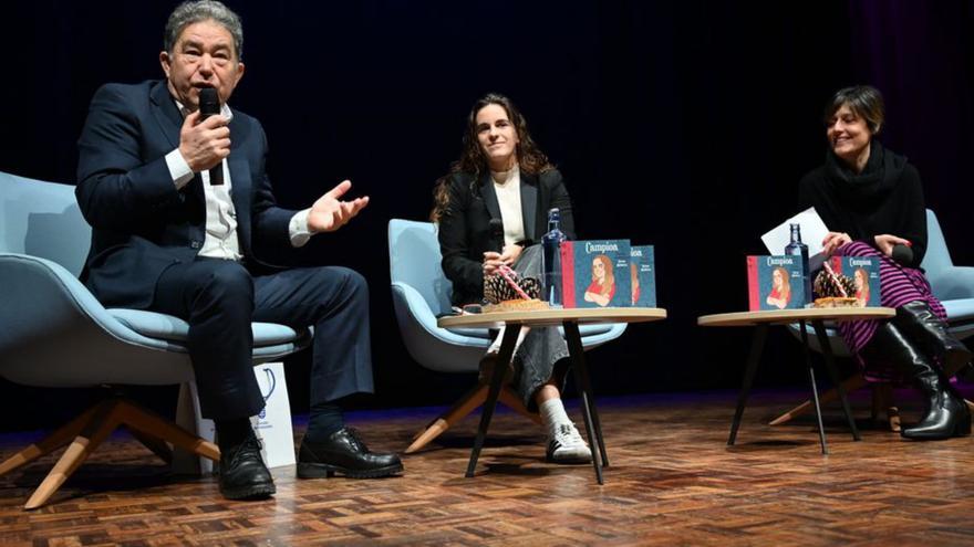 Abelleira, en un coloquio con el alcalde y la periodista Nieves Domínguez Amil.