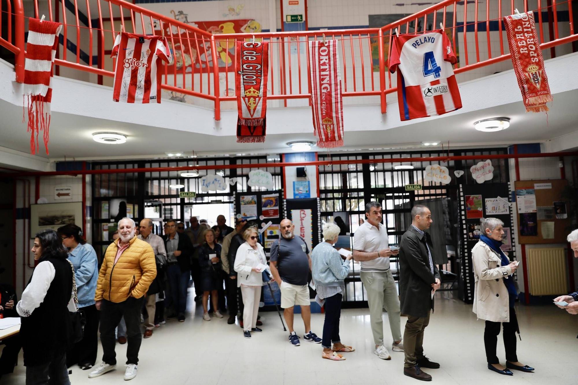 Así fue la jornada electoral más rojiblanca en Gijón (en imágenes)