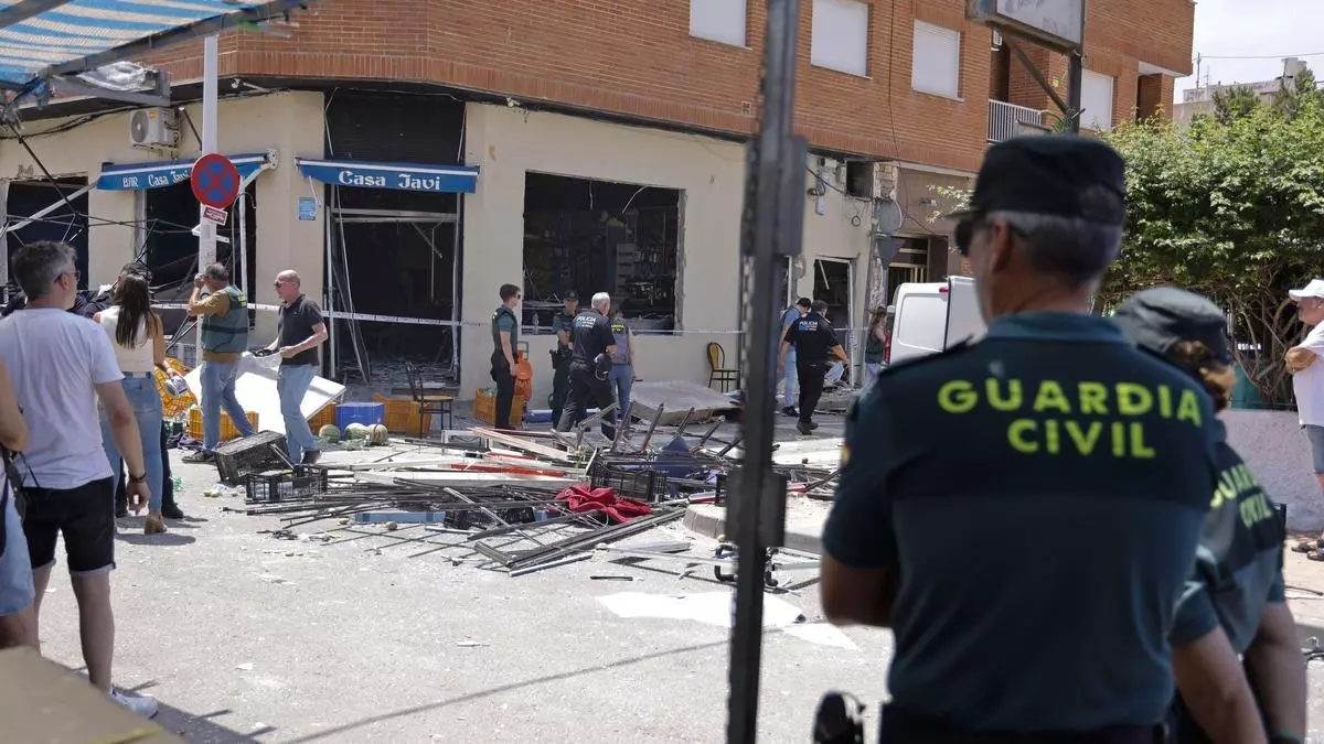 Una unidad de élite de la Guardia Civil se moviliza de Valencia a Lo Pagán para investigar la explosión del bar
