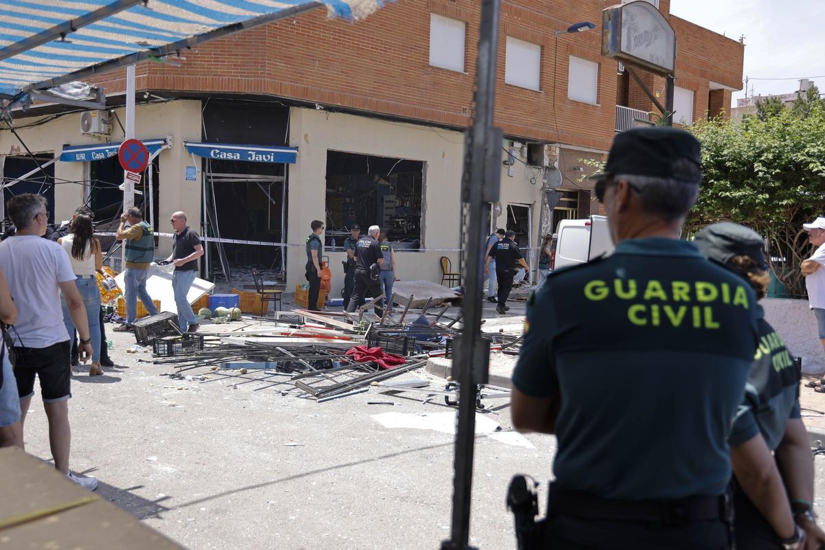 Agentes de la Guardia Civil, en el exterior del bar de Lo Pagán, horas después de la explosión.