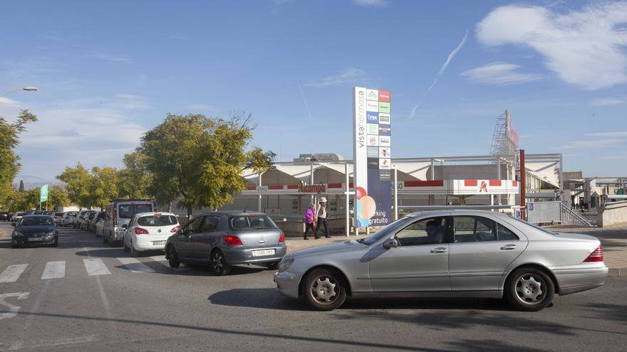 Largas colas en las gasolineras de Alicante antes del próximo año