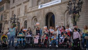 Protesta de familias con hijos con necesidades espaciales en mayo en la plaza de Sant Jaume, en Barcelona.