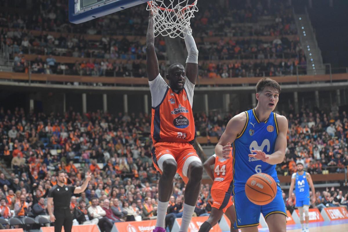 Ilimane Diop se cuelga del aro en el duelo de fase regular contra el Estudiantes en el Coliseum.