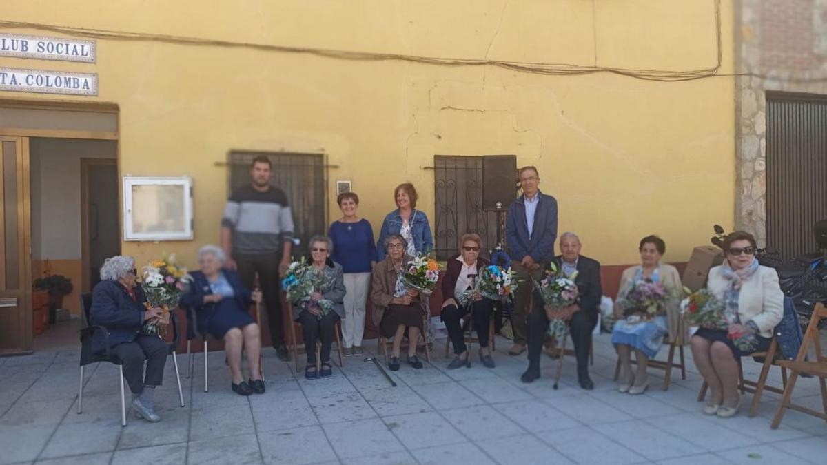 Vecinos homenajeados junto al Club Social. | Cedida