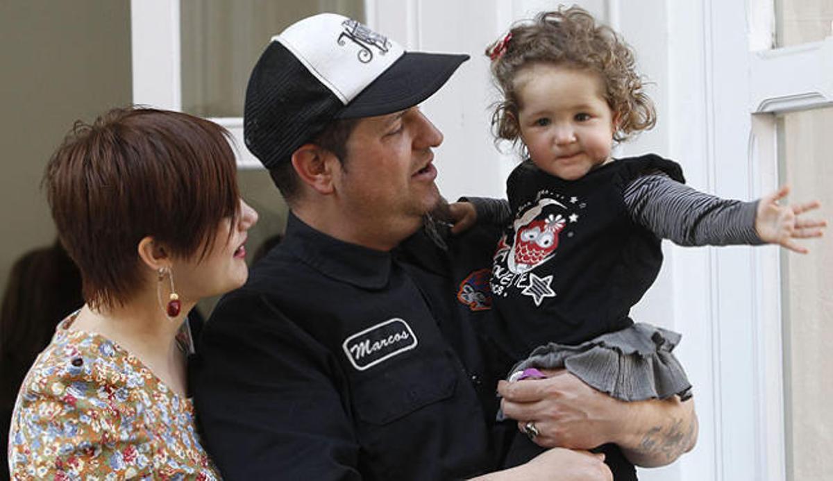 Alaitz, con sus padres Mónica y Marcos.