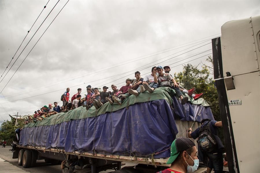 Decenas de migrantes, a bordo de un camión en Guatemala.