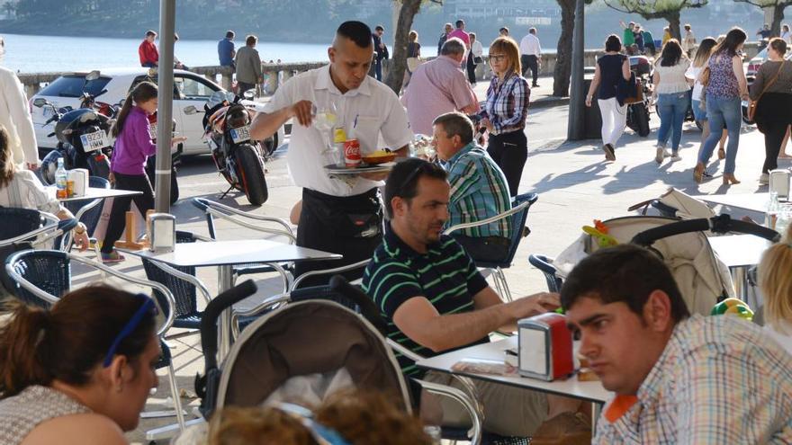 Un camarero en una terraza de Sanxenxo. // G. Santos