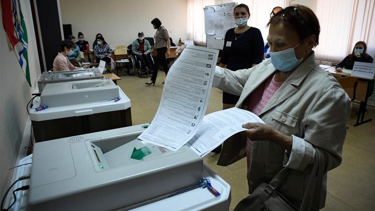 Una ciudadana deposita su voto en un colegio de Novosibirsk, el domingo.