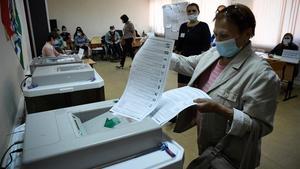 zentauroepp54905352 a woman casts her ballot at a polling station in novosibirsk200913155041