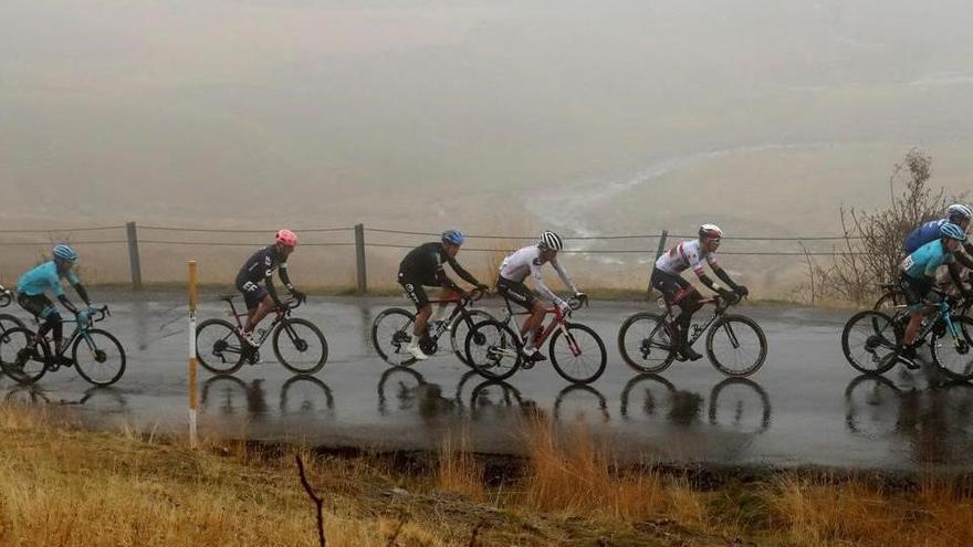 El pelotón de la Vuelta, durante la etapa que acabó en Formigal.