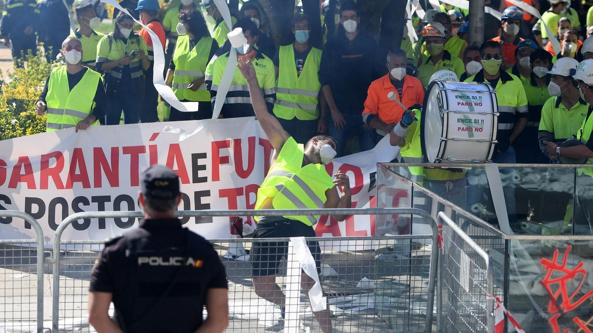 Trabajadores de Ence y auxiliares cortan el tráfico en los accesos a Pontevedra