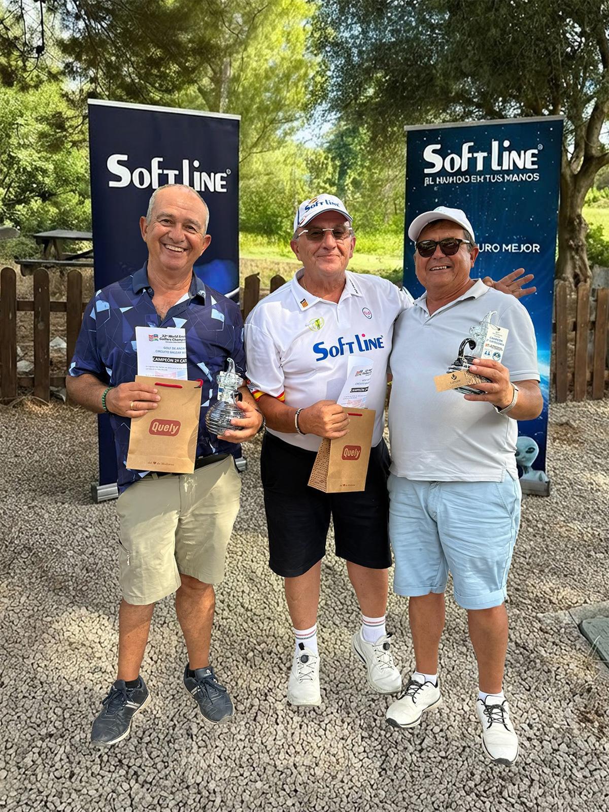 Algunos de los ganadores posan con sus trofeos