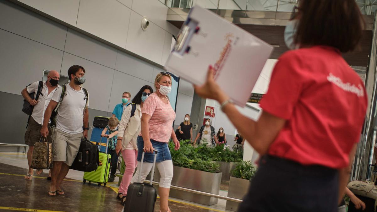 Llegada de turistas al aeropuerto de Tenerife Sur.