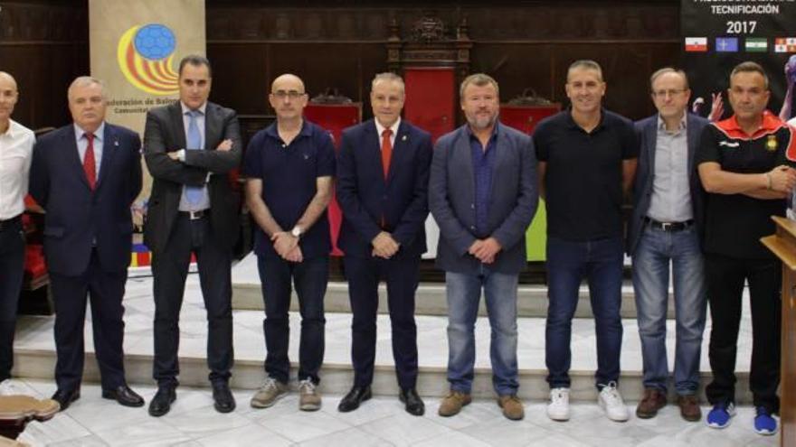 Protagonistas de la presentación del programa nacional de tecnificación de balonmano que se celebra entre hoy y mañana en Sagunt.