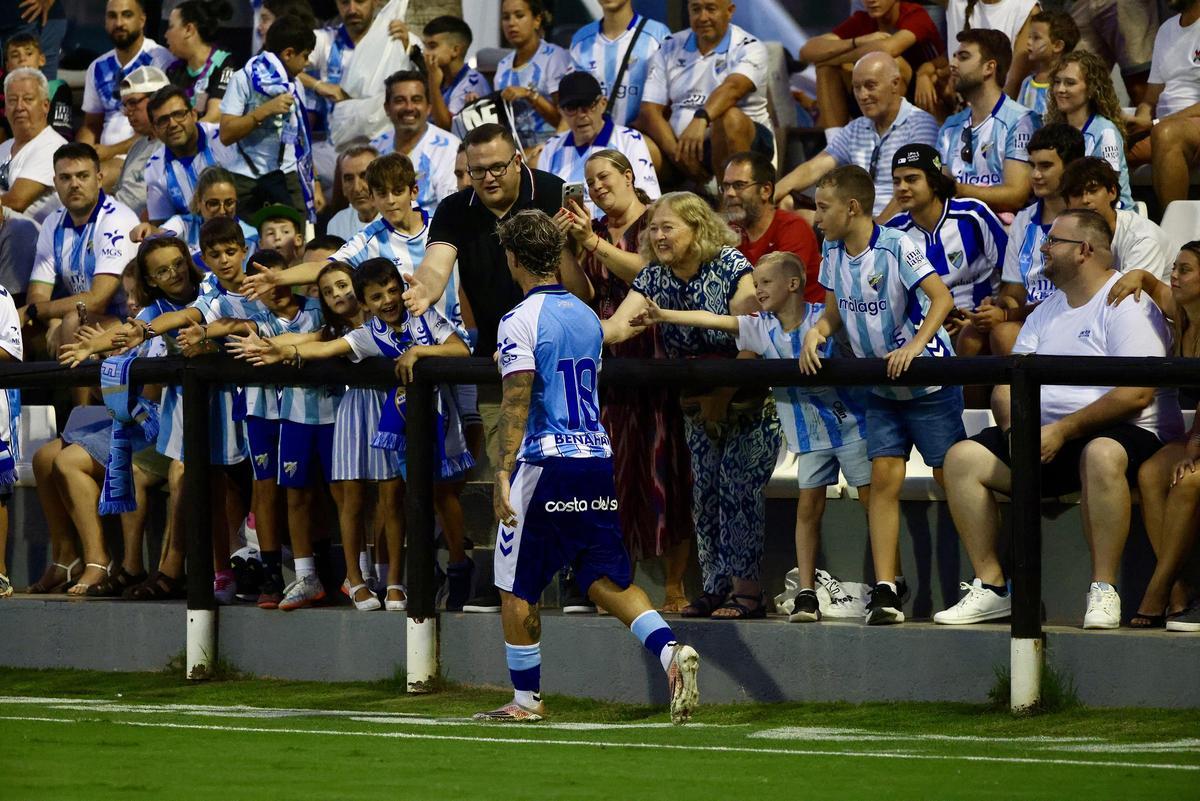 Dani Sánchez saluda al público en el partido ante el Al-Arabi SC