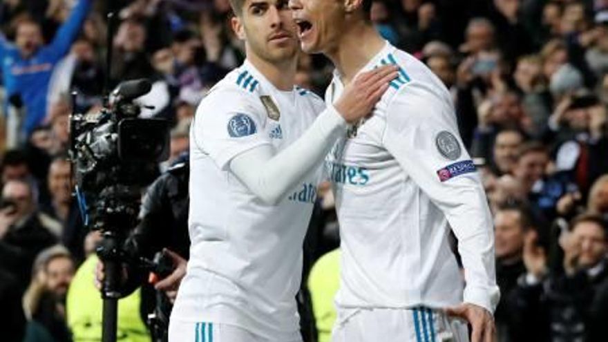 Cristiano Ronaldo celebra amb Asensio el seu segon gol d&#039;ahir