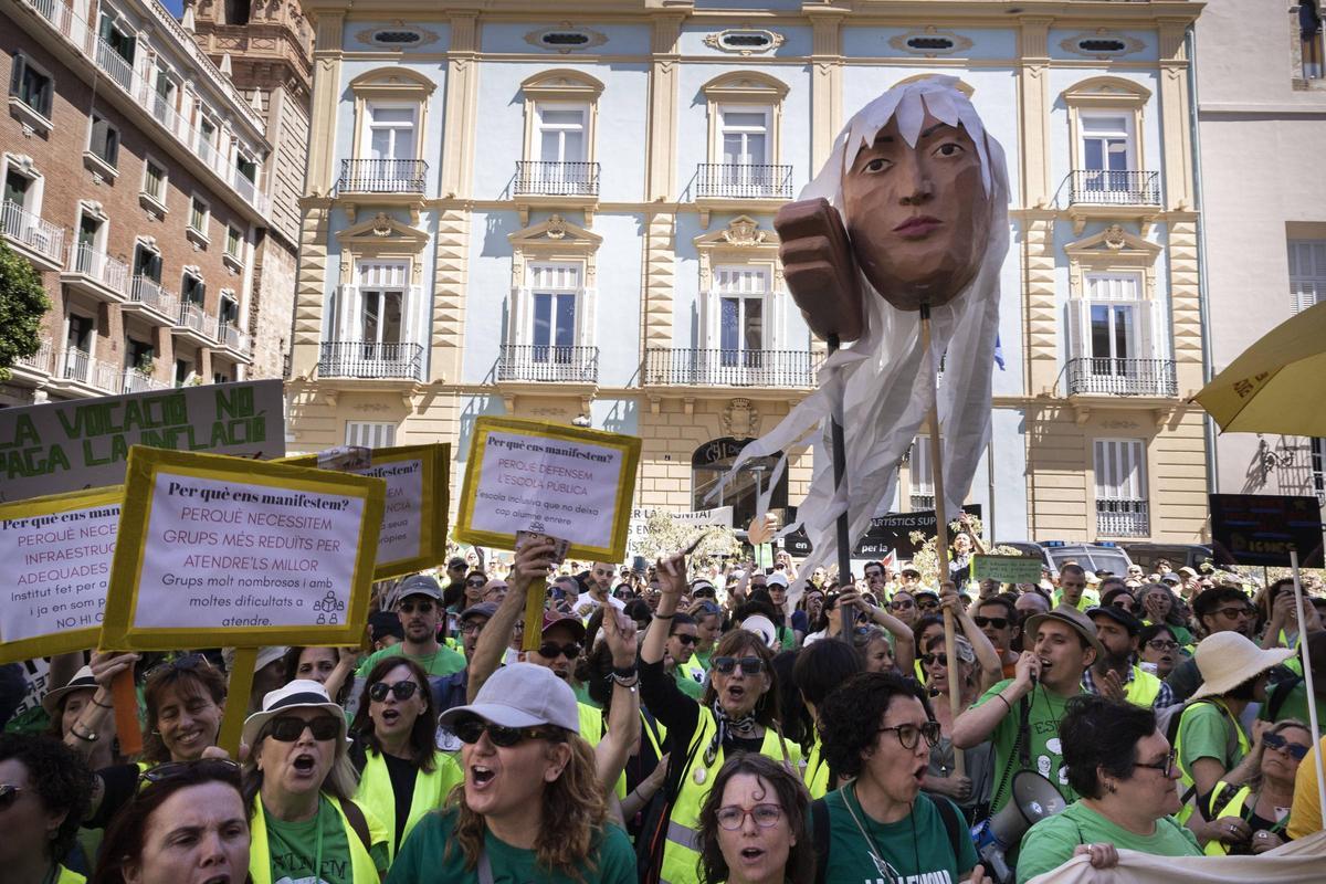 Protesta de docentes este miércoles frente al Palau de la Generalitat.