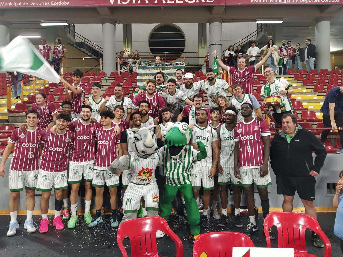 Los jugadores del Coto Córdoba celebran la victoria del pasado sábado.