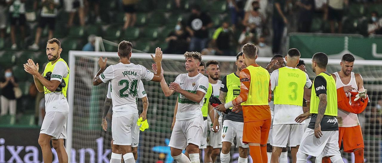 Los jugadores agradecen el apoyo 
de la afición al final del 
partido del Sevilla .  ANTONIO AMORÓS