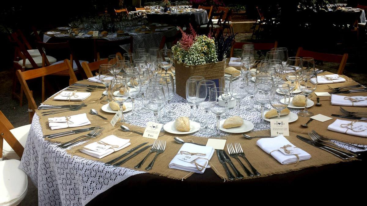Decorar la mesa del banquete: mantel de crochet para mesas de estilo vintage