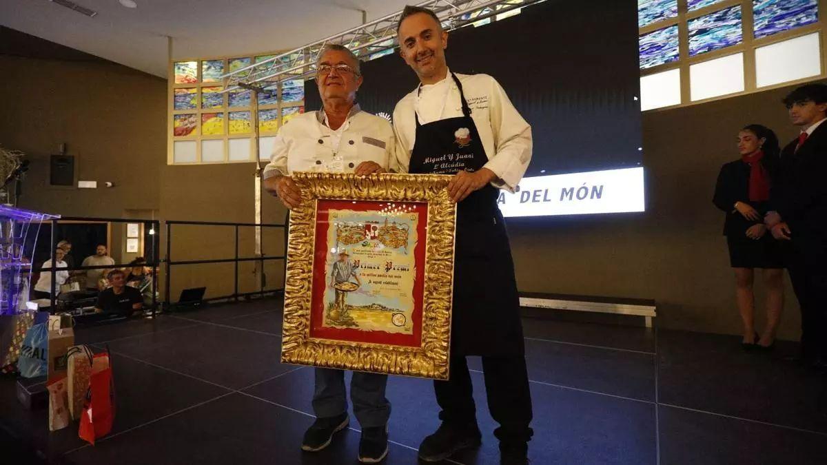 Equipo del restaurante ganador en el concurso de paella de Sueca.