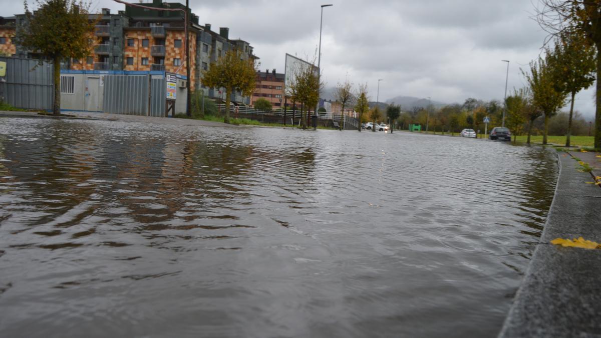 Inundaciones en Asturias: la lluvia complica la situación en muchos puntos de la región, con alerta amarilla y de desbordamientos