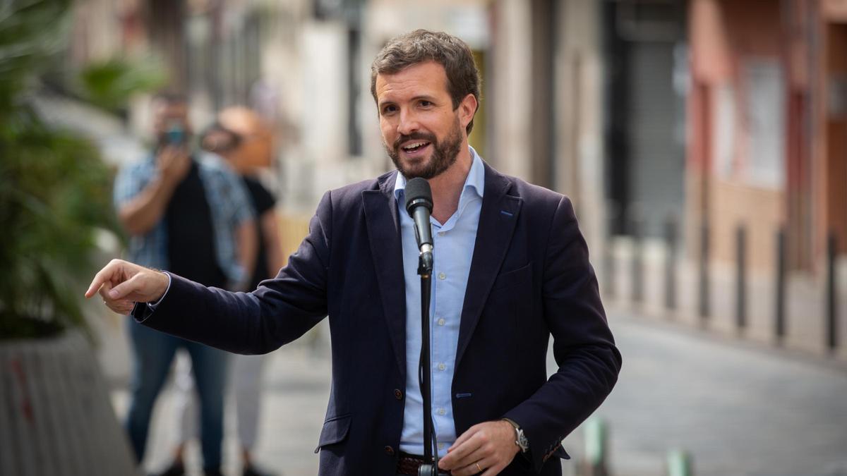 Pablo Casado, durante una visita a un bloque de viviendas &#039;okupadas&#039;.