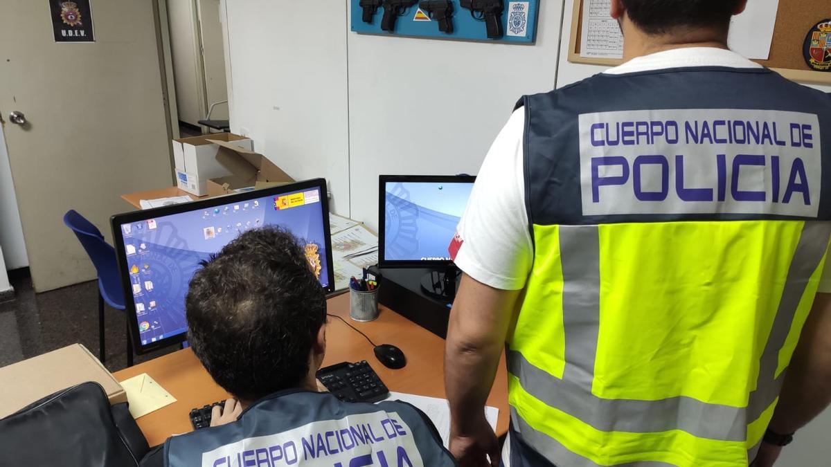 Agentes del Grupo de Atracos de la Policía Nacional en su despacho de Palma.