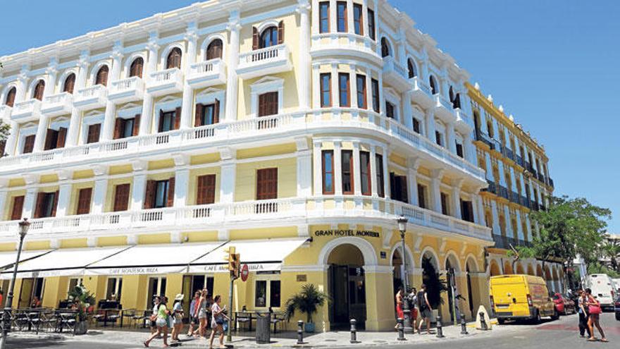 La fachada del Gran Hotel Montesol en la esquina del Paseo Vara de Rey y la calle Comte Rosselló