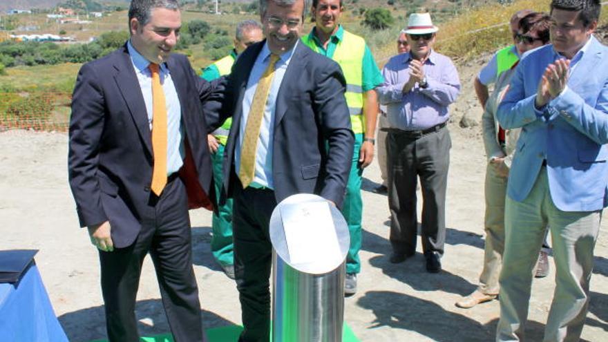 El presidente de la Diputación de Málaga, Elías Bendodo, y el alcalde de Estepona, José María García Urbano, colocan la primera piedra.