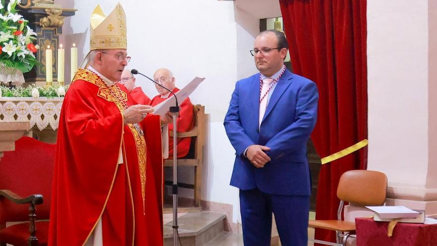 El obispo entrega los estatutos oficiales al presidente de la recién creada cofradía.