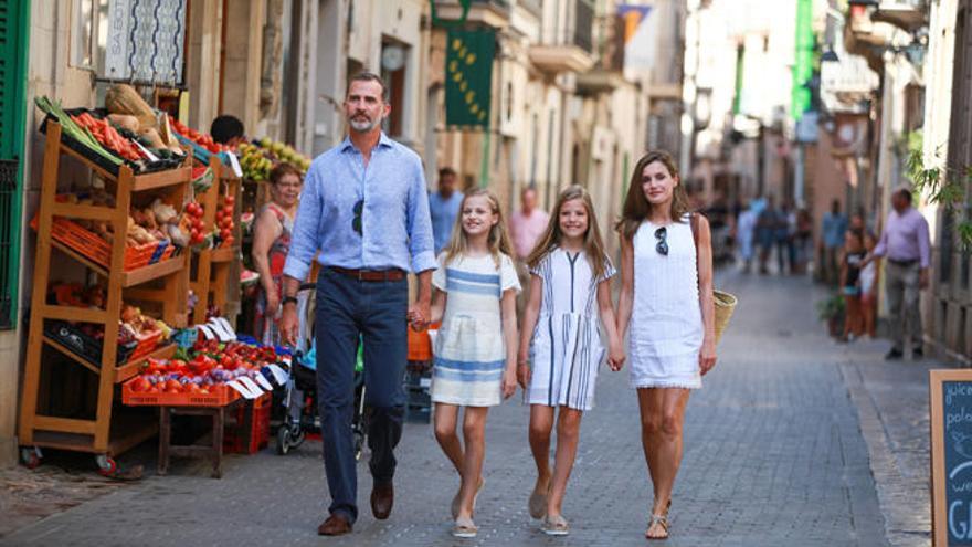 Los Reyes y sus hijas llegan a Mallorca y mañana harán su primera aparición pública