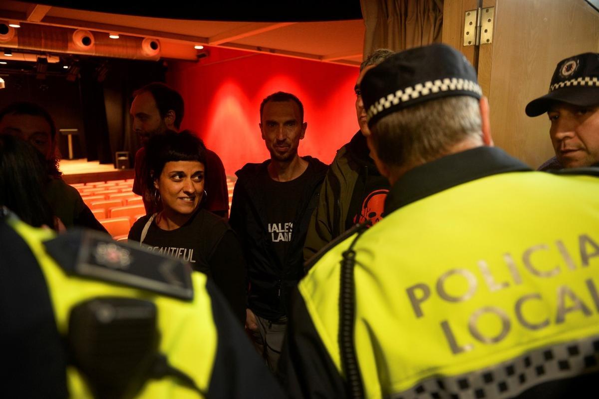 Anna Gabriel  spokeswoman for pro-Catalan independence party CUP  is blocked by municipal police as she tries to leave a meeting about a referendum for Catalan independence  in Vitoria  Spain September 15 2017  REUTERS Vincent West