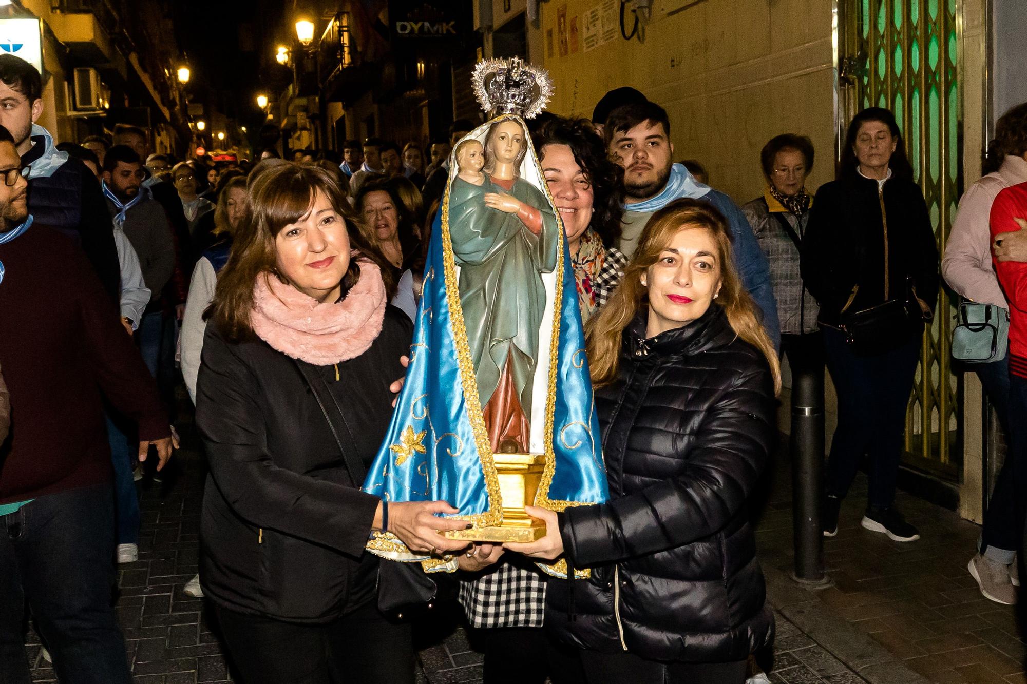 Devoción en Benidorm en la procesión de L'Alba