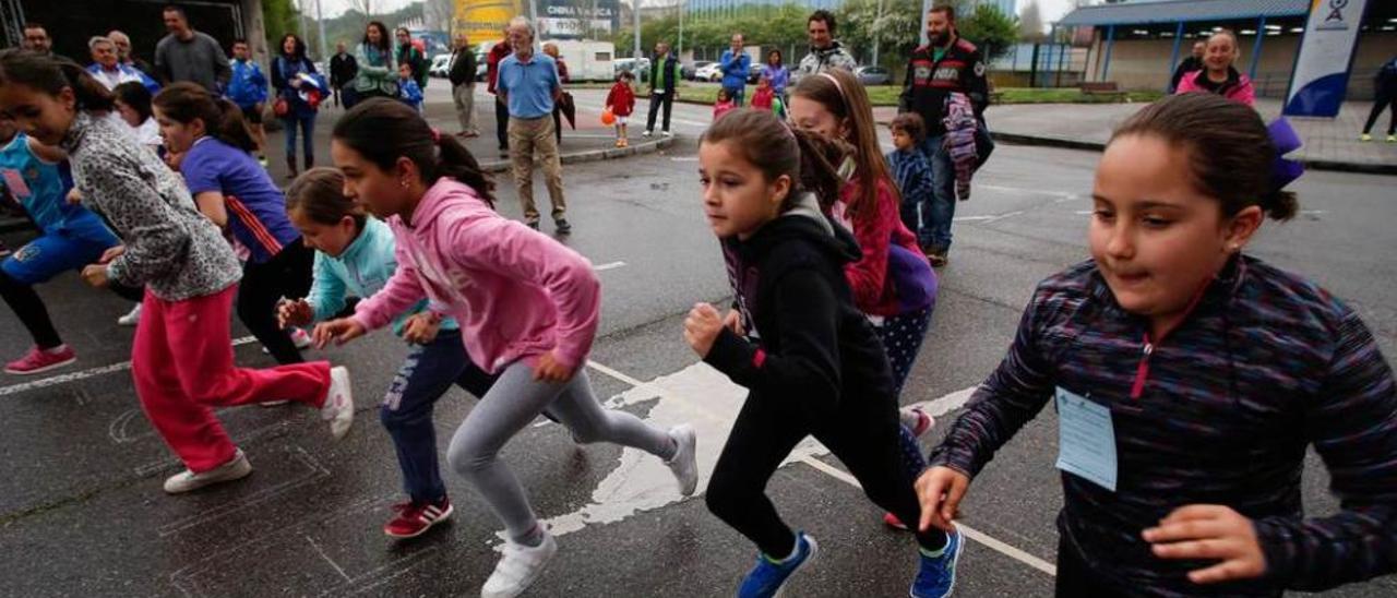 La salida benjamín femenina de la carrera escolar de Versalles.