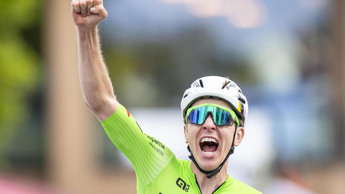 Pogacar entra eufórico en la línea de meta tras su histórico ataque en el Mundial de ciclismo.