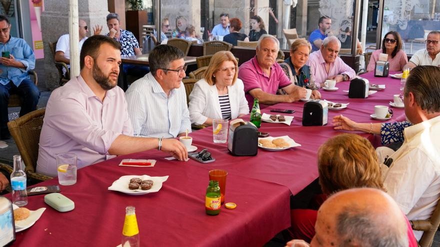 Luis Salaya, respaldado por Patxi López, propone la gratuidad del bus urbano para la tercera edad