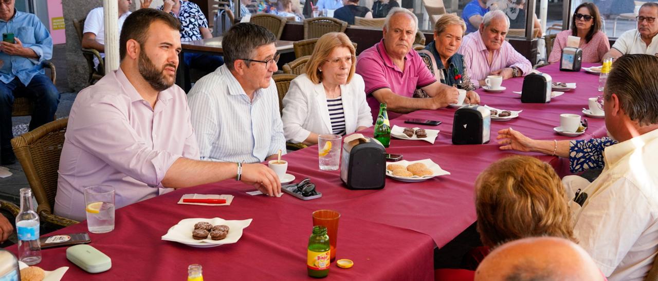 Luis Salaya y Patxi López durante un encuentro con los mayores de la ciudad en el restaurante ‘El Pato’.