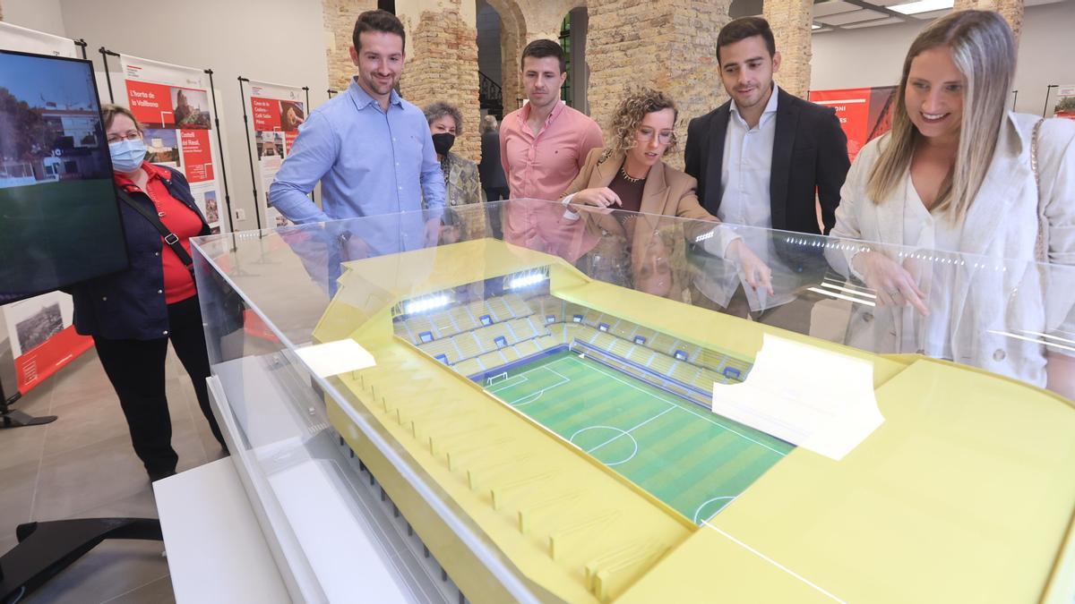 Aficionados del Villarreal, este viernes, viendo la maqueta del nuevo Estadio de La Cerámica.