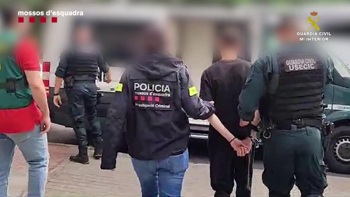 Agents dels Mossos dEsquadra i de la Guàrdia Civil senduen el detingut.