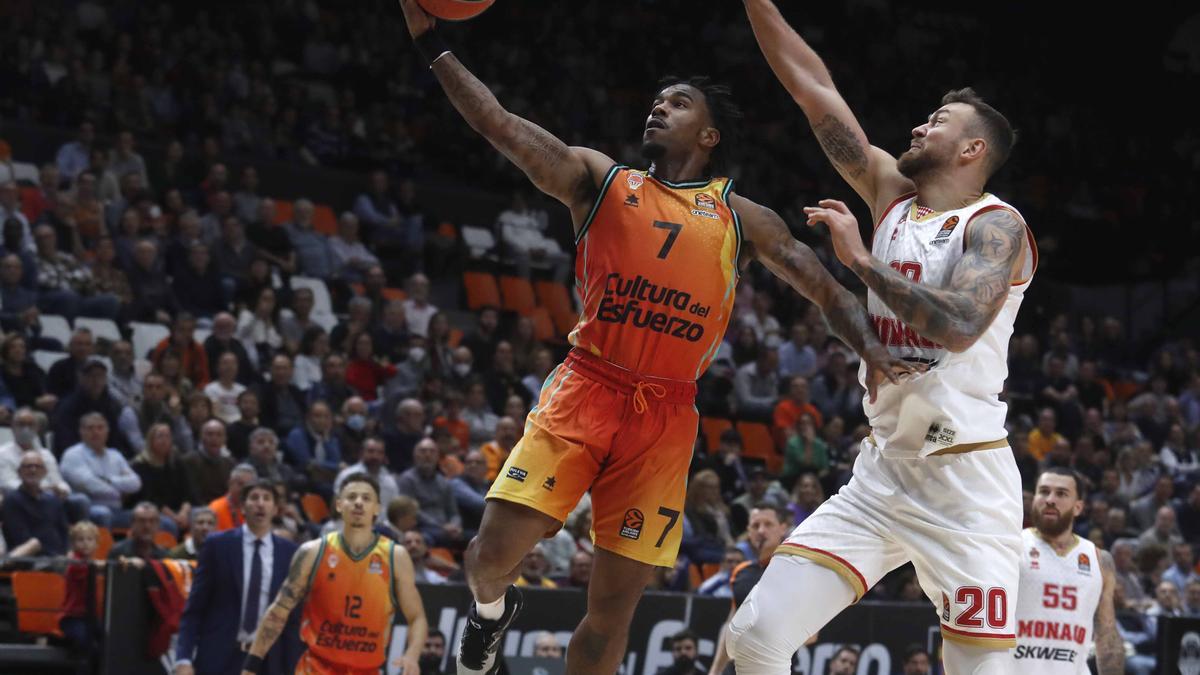 Jones (Valencia Basket) penetra rompiendo a Motiejunas