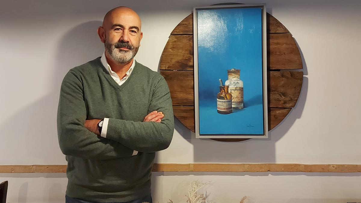 José Baena Roca, junto a una de sus obras en la Taberna Bolero.