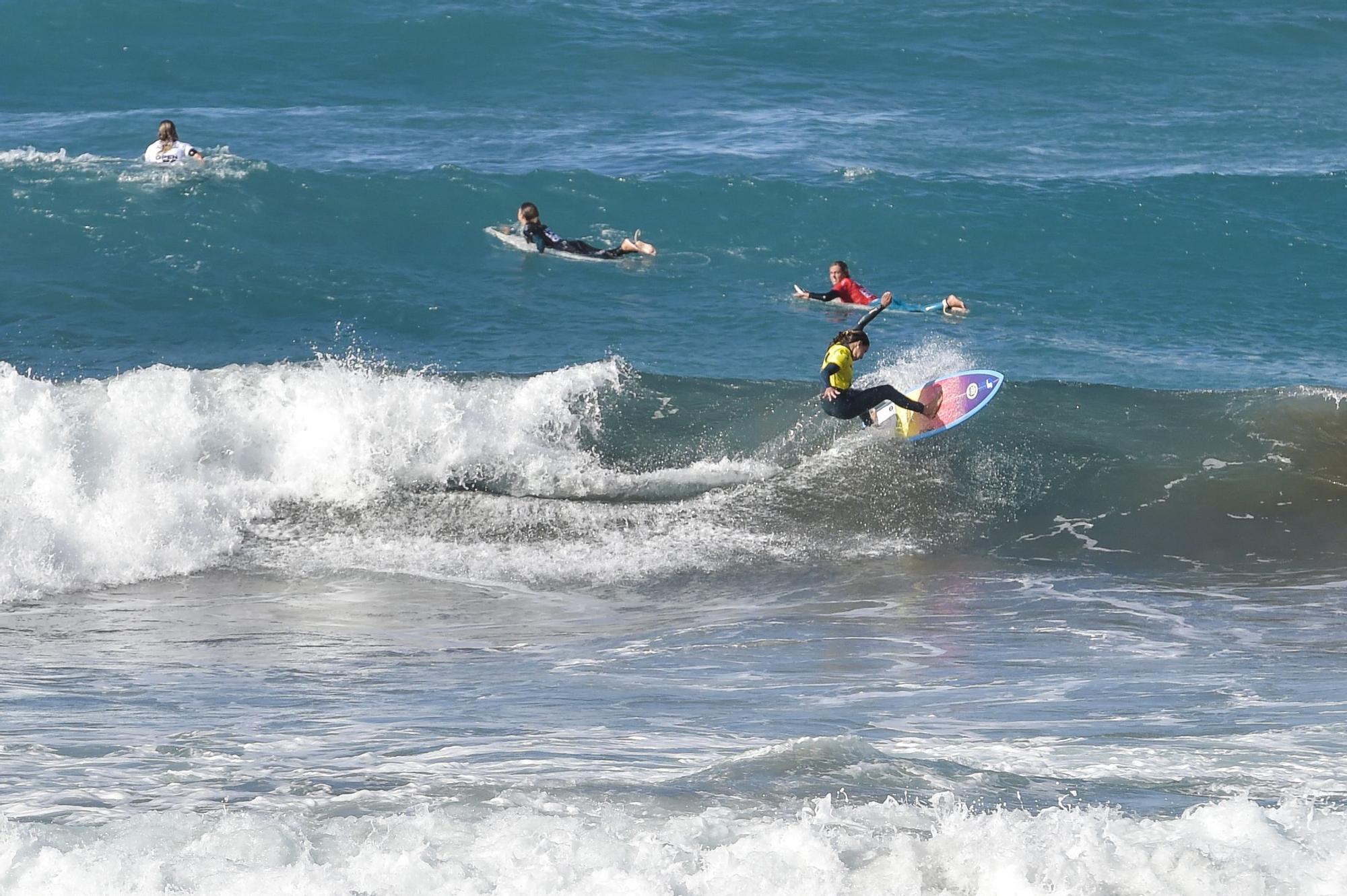 Ambiente en La Cícer durante el torneo de surf