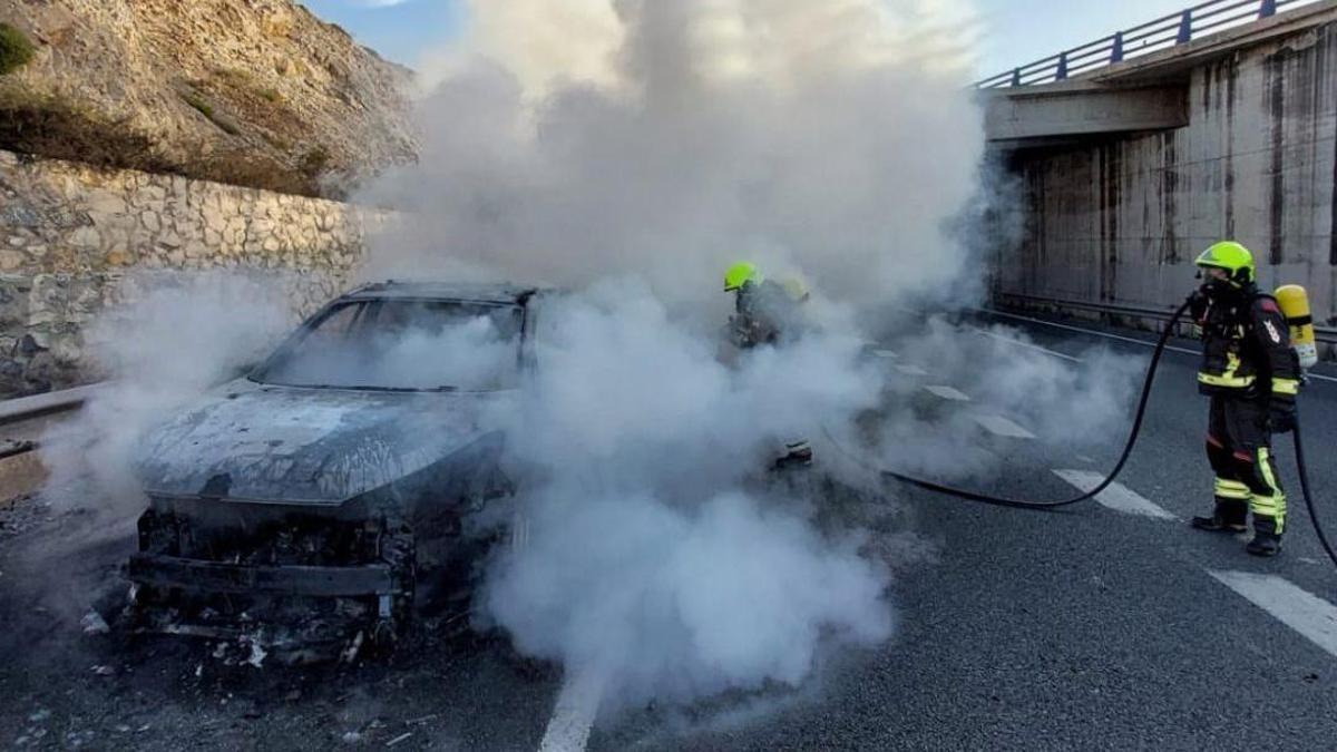 Efectivos del CPB intervienen en un incendio de un vehículo en la A-7, en Torremolinos