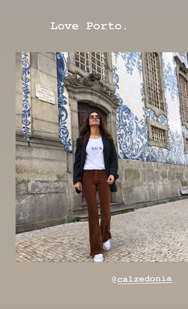 Sara Carbonero luce pantalones de campana por las calles de Oporto