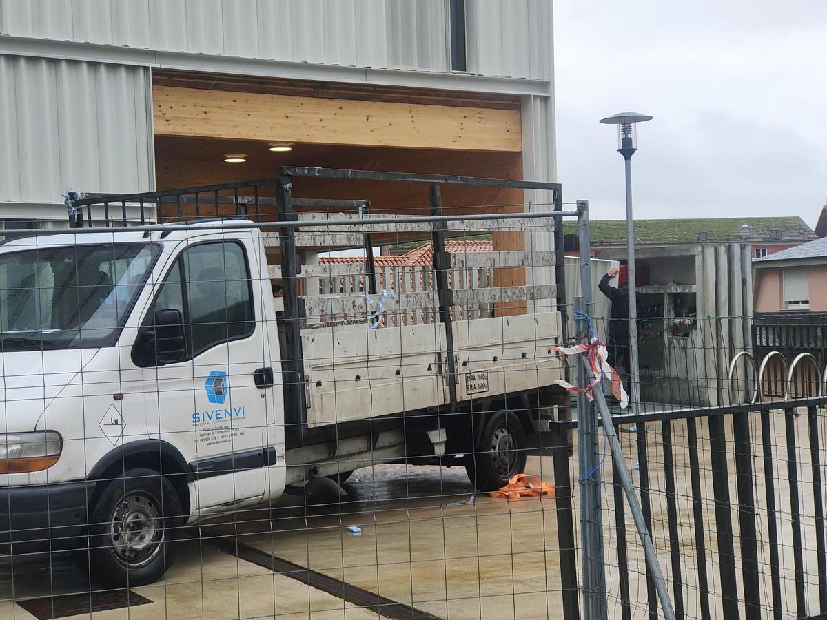 Trabajadores descargando una estantería.