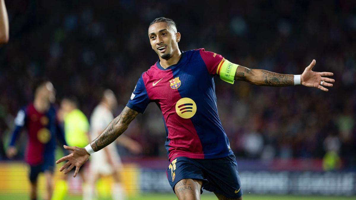 Raphinha celebrando su hat trick ante el Bayern